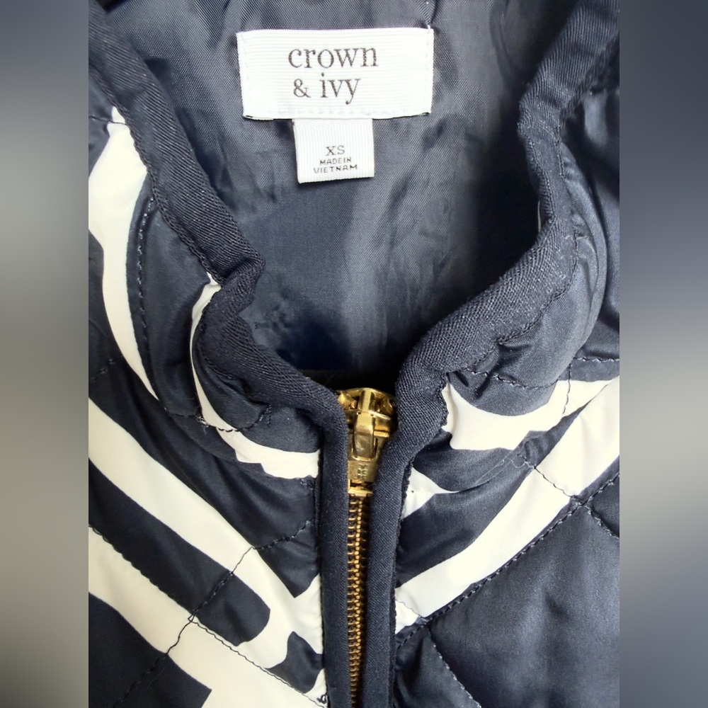 Crown & Ivy Women’s Zipper Vest, Size Extra Small - Picture 2 of 8